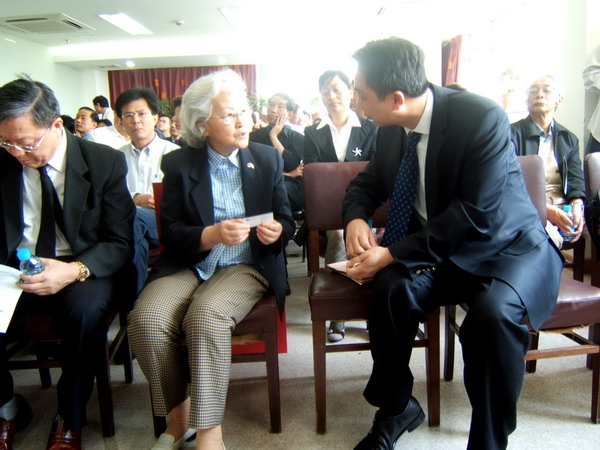 谢丽娟会长与周俊杰总经理亲切交谈